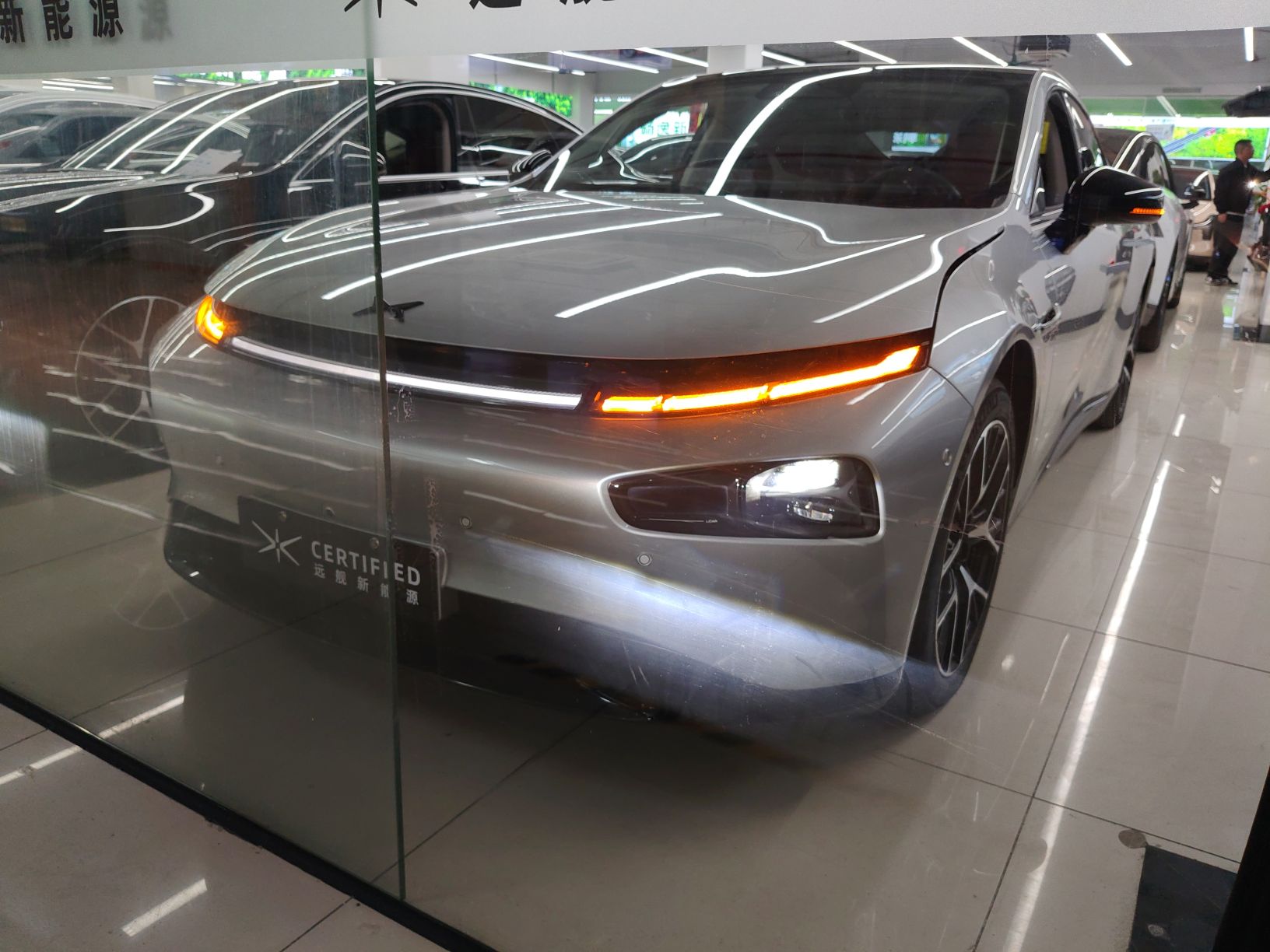 تحت مقدمة السيارة