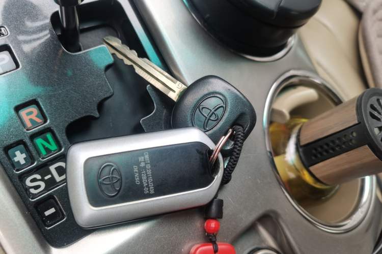 Used Toyota Highlander 2012 2.7L Two-Wheel Drive 7-Seater Luxury Edition
