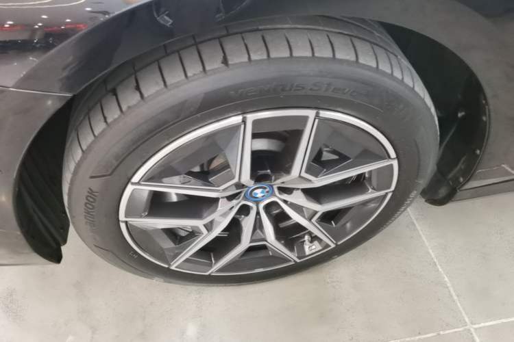 Used BMW i5 2024 eDrive 35L M Sport Package Left Front Wheel Hub