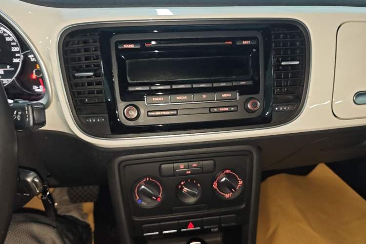 Used Volkswagen Beetle 2015 180TSI model Audio And AC Panel