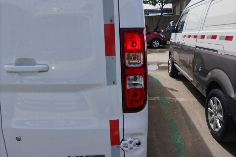 Used Wuling Yangguang 2024 300km Comfort Version with Sealed Windows 75kW
