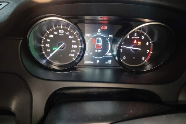 Used Land Rover Discovery Sport 2018 240 PS HSE LUXURY Edition Odometer Close Up