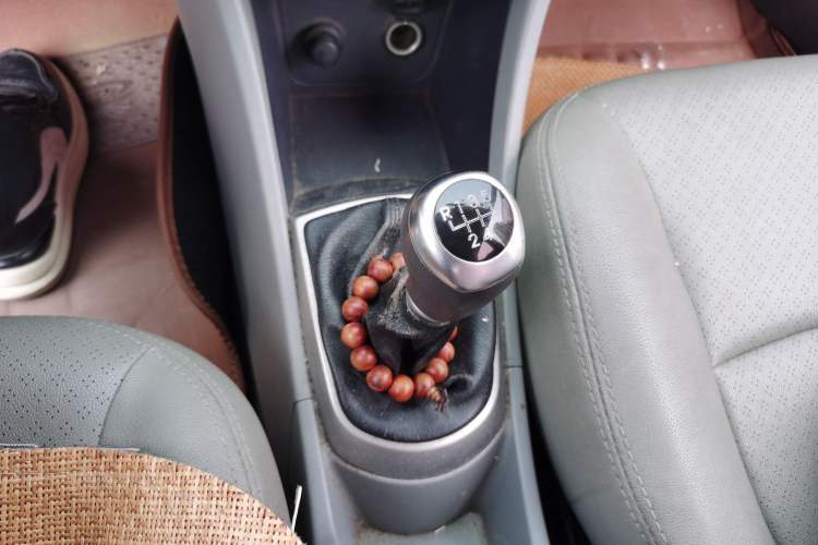 Used Hyundai Verna (older generation) 2014 1.4L Manual Smart GLS Trim Gear Lever