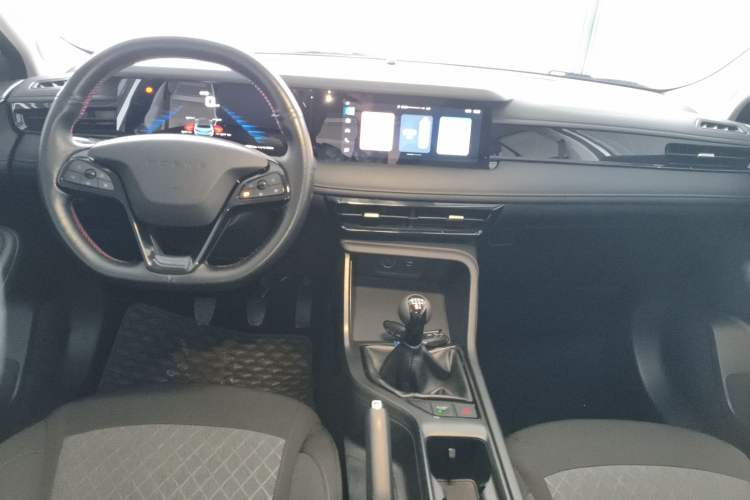 Used Roewe i5 2023 1.5L Manual Comfort Edition Center Console