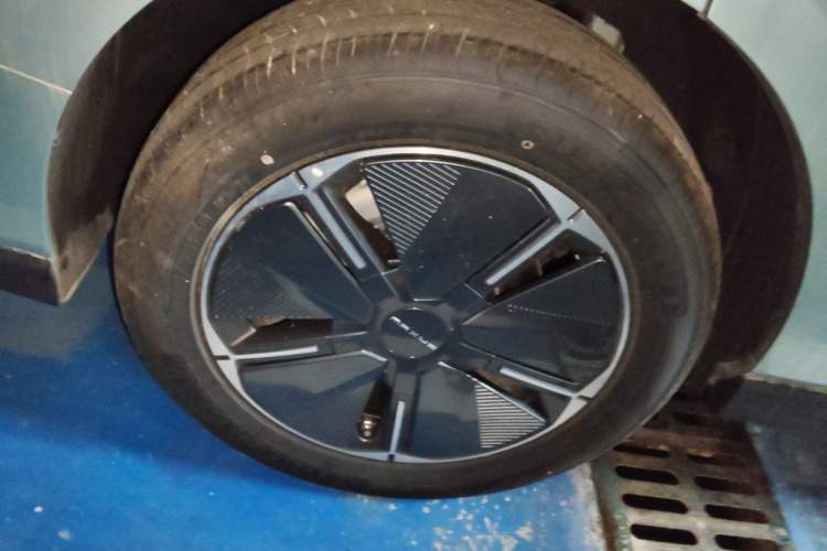 Used SAIC MAXUS Dajia 7 2024 Revised Version Super Hybrid Long-Range Edition Enjoyment Version Right Rear Wheel Hub