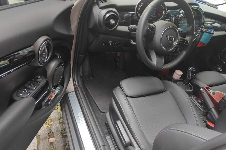 Used MINI 2023 Updated 1.5T COOPER Artist Five-Door Edition Driver Seat