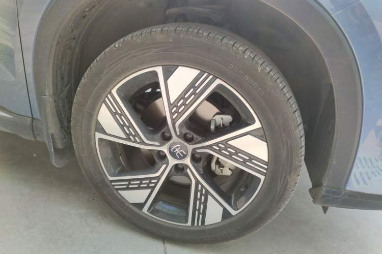 Used BYD Song Pro New Energy 2023 Champion Edition DM-i 110KM Excellence Model Right Front Wheel Hub