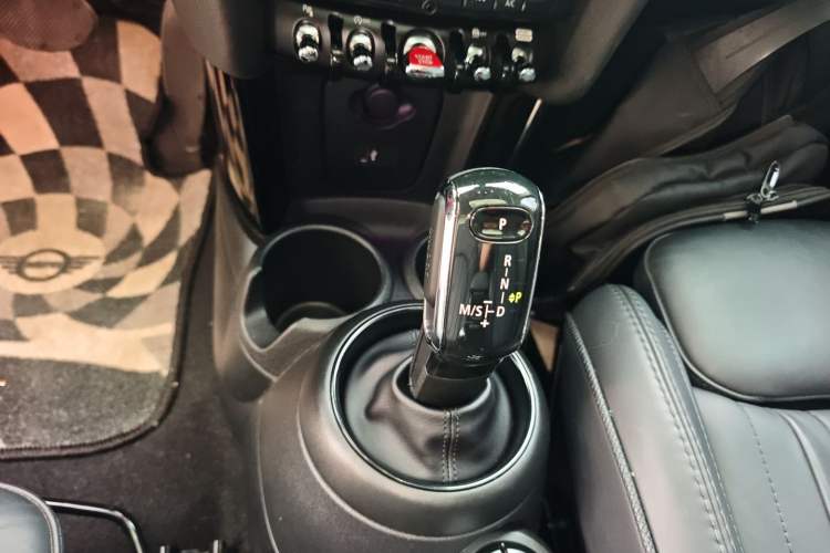 Used MINI 2022 Updated 2.0T COOPER S Classic Edition Five-Door Version Gear Lever