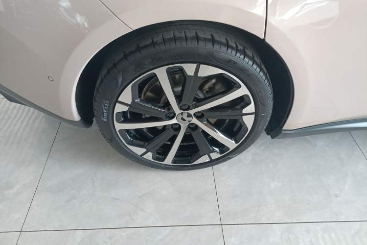 Used Nio ET5 2022 75 kWh Right Rear Wheel Hub