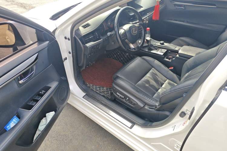 Used Lexus ES 2015 300h Comfort Edition Driver Seat