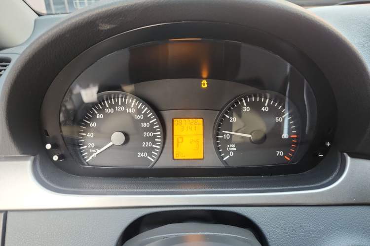 Used Mercedes-Benz Vito 2011 2.5L 7-seater executive version