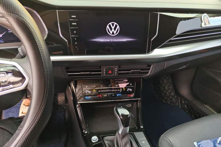 Used Volkswagen Passat 2022 330TSI Luxury Edition Audio And AC Panel