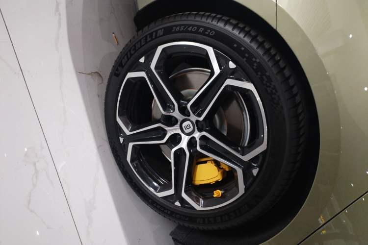 Used Xiaomi Auto SU7 2024 Four-Wheel Drive Ultra-Long Range Advanced Intelligent Driving Max Edition
