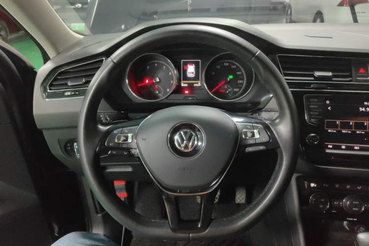 Used Volkswagen Tiguan L 2018 330TSI Automatic Two-Wheel Drive Luxury Edition Steering Wheel