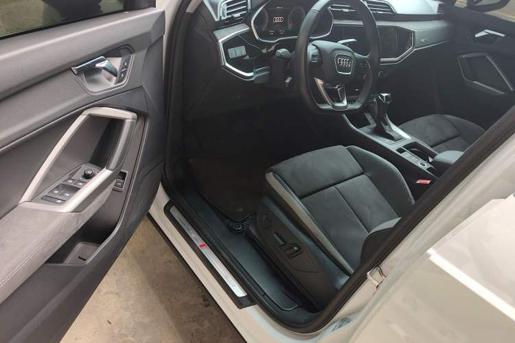 Used Audi Q3 2023 35 TFSI Fashion Dynamic Model (1.4T) Driver Seat