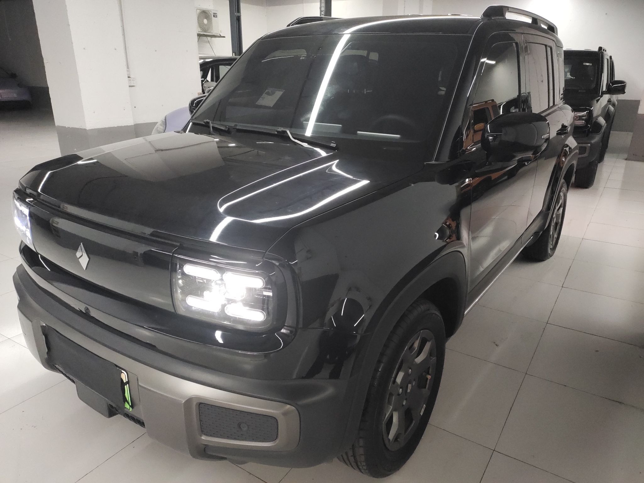 تحت مقدمة السيارة