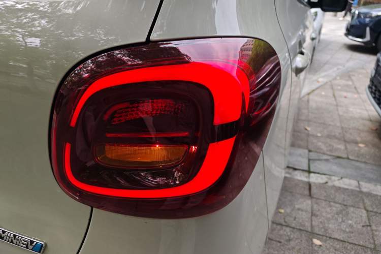 Used Wuling Hongguang MINIEV 2025 Four-Door Version Premium Edition Right Rear Taillight