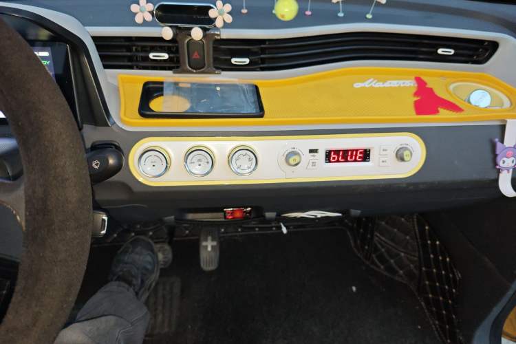 Used Wuling Hongguang MINIEV 2021 Macaron Premium Model – Lithium Iron Phosphate Audio And AC Panel