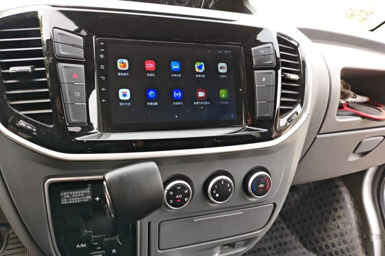 Used SAIC MAXUS Xintu V80 2021 2.0T AMT Classic Aoyuntong Long Wheelbase Mid-Roof 6/7/8/9-Seater Audio And AC Panel