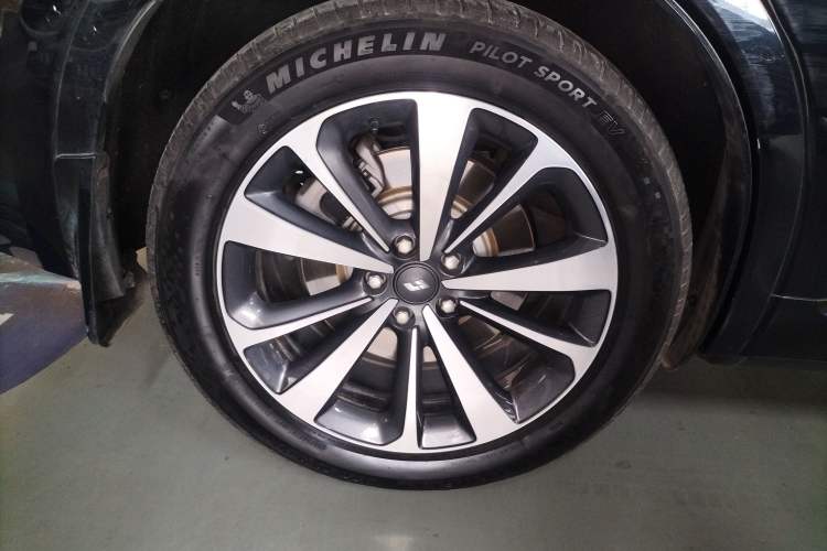 Used Li Auto ONE 2021 Extended-Range 6-Seater Version Right Rear Wheel Hub
