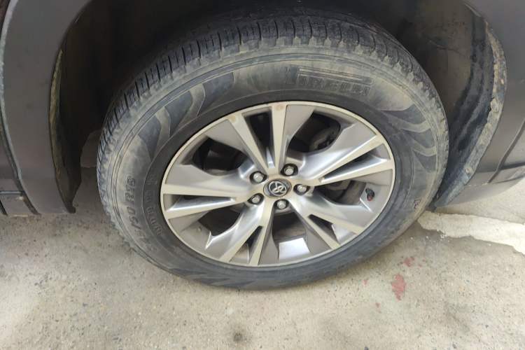 Used Toyota Highlander 2015 2.0T Four-Wheel Drive Elite Edition 7-Seater Right Front Wheel Hub