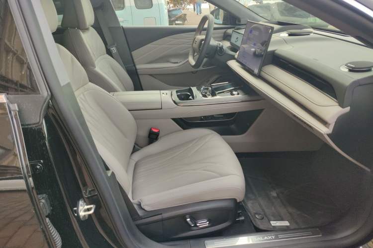 Used Geely Galaxy 8 2025 130km EM-P Starship Edition
