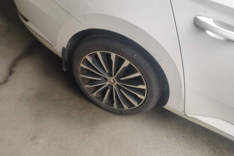 Used Skoda Superb 2016 TSI330 DSG Smart Drive Edition Right Rear Wheel Hub
