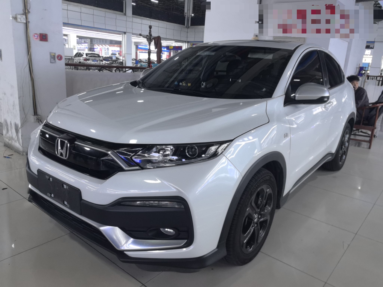 تحت مقدمة السيارة