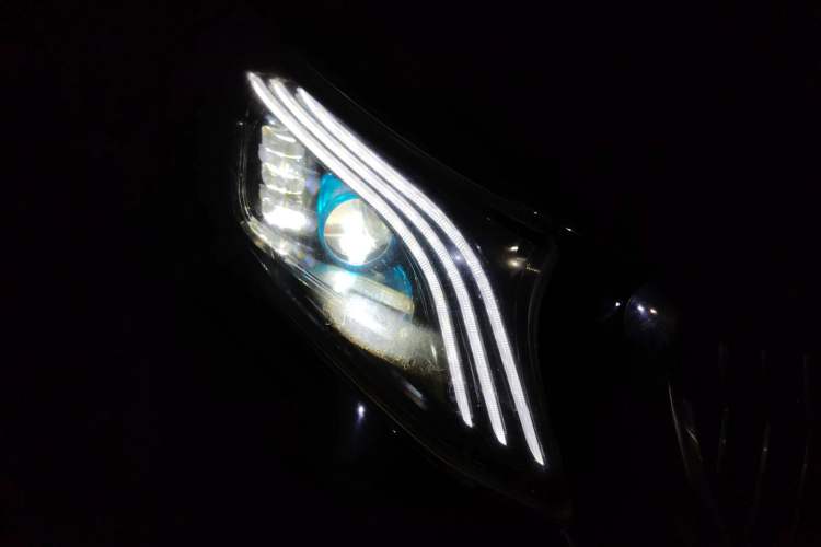 Used Mercedes-Benz Vito 2020 2.0T Elite Version 7 Seats Right Front Headlight