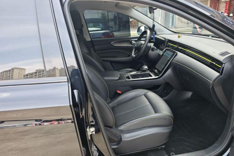 Used Roewe RX5 2023 PLUS 330TGI Automatic Trendsetting Smart Edition