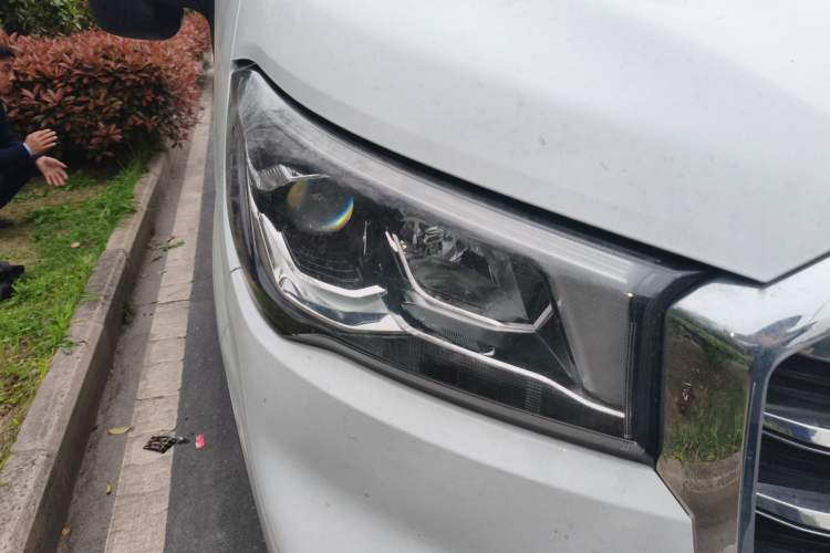 Used SAIC MAXUS Xintu V90 2022 2.0T AMT Yunjie Front-Wheel-Drive Short Wheelbase Mid-Roof Design with Single Rear Tire and 6 Seats