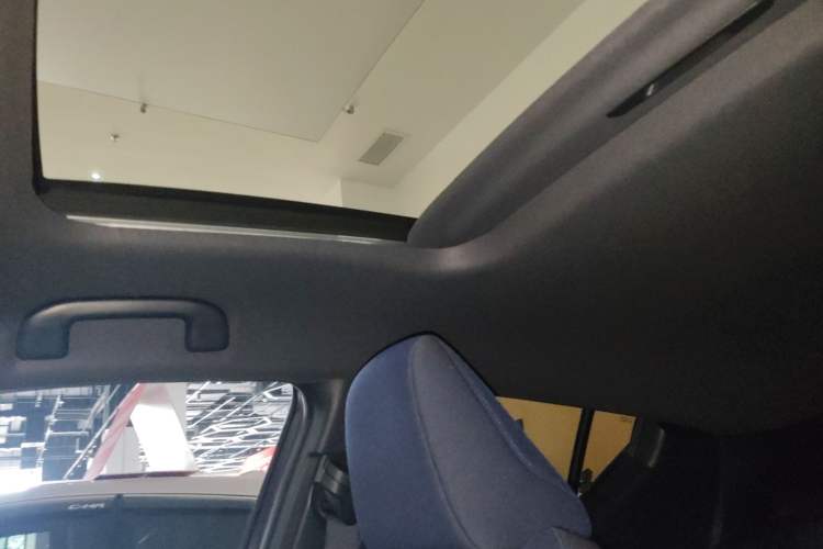 Used Toyota C-HR 2018 2.0L Luxury Sunroof Version China VI Standard Headliner