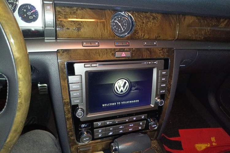 Used Volkswagen Phaeton 2011 3.6L V6 4-Seater Extended-Length Individual Edition Audio And AC Panel