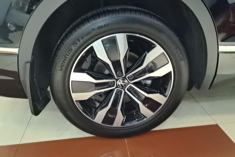 Used Volkswagen Tiguan L 2024 Outstanding Model 330TSI Automatic Two-Wheel Drive R-Line Dragon Glory Edition