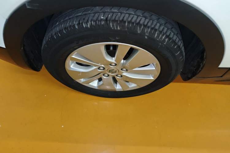 Used Suzuki S-Cross 2015 1.6L CVT Two-Wheel Drive Entry-Level Trim
