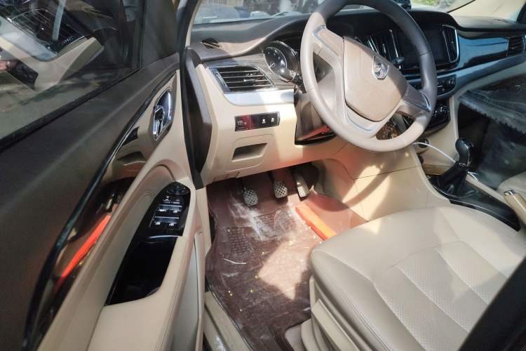 Used Baojun 730 2014 1.5L manual Comfort version 7 seats