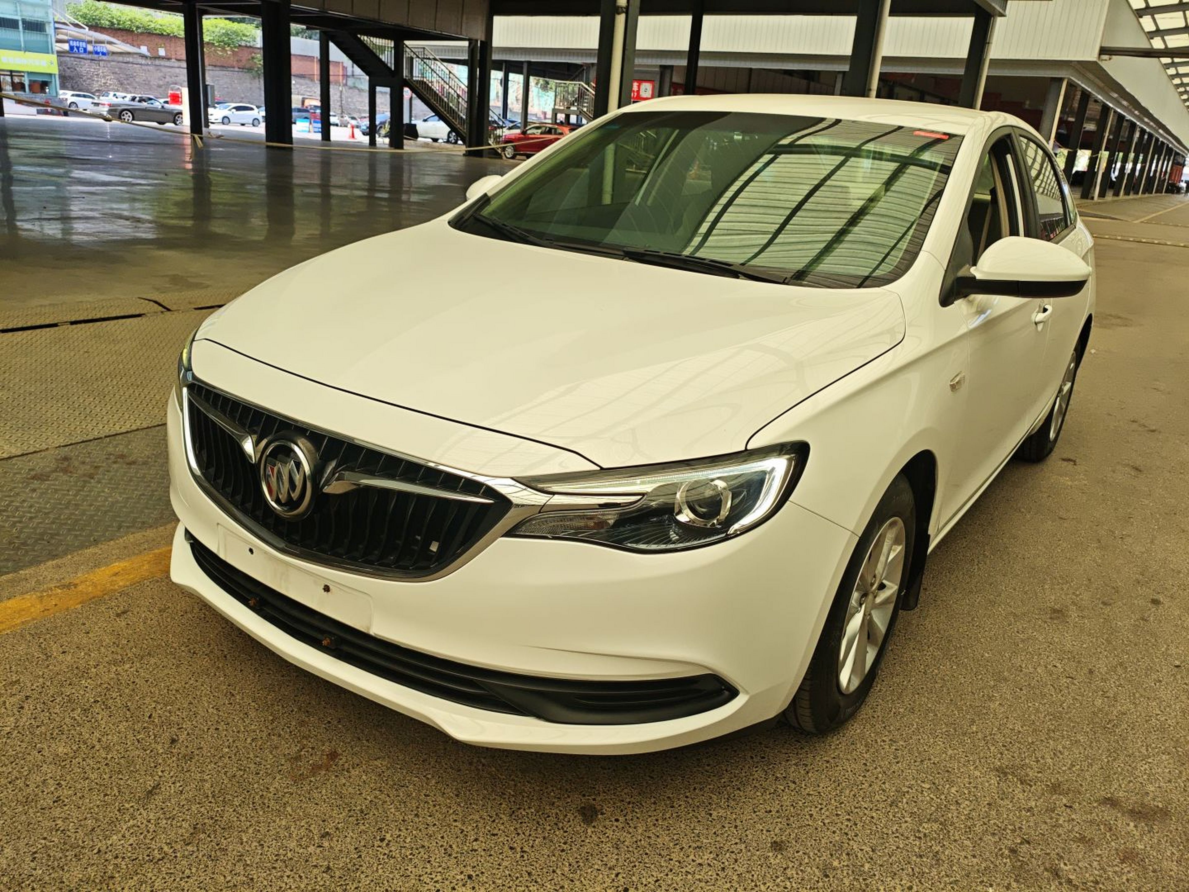 Под передней частью автомобиля