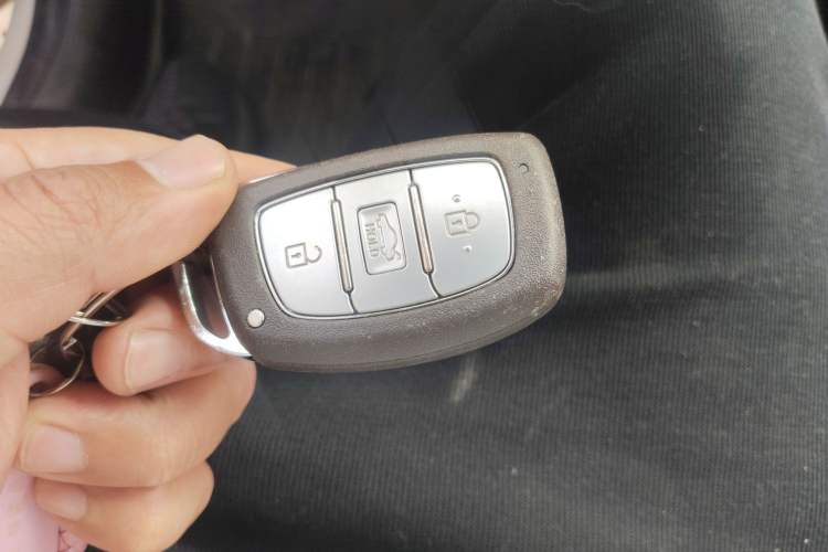 Used Hyundai Verna (new generation) 2016 1.6L Automatic Elite Edition TOP Vehicle Key