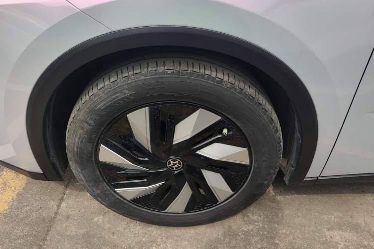 Used Venucia V DD-i 2023 110 km iE Version Left Front Wheel Hub