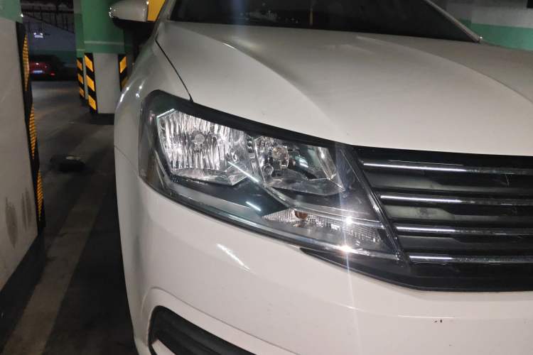 Used Volkswagen Gran Lavida 2017 1.6L Automatic Fashion Edition Right Front Headlight