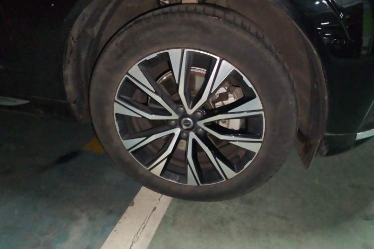 Used Volvo XC60 2023 B5 4x4 Smart Luxury Edition Right Front Wheel Hub