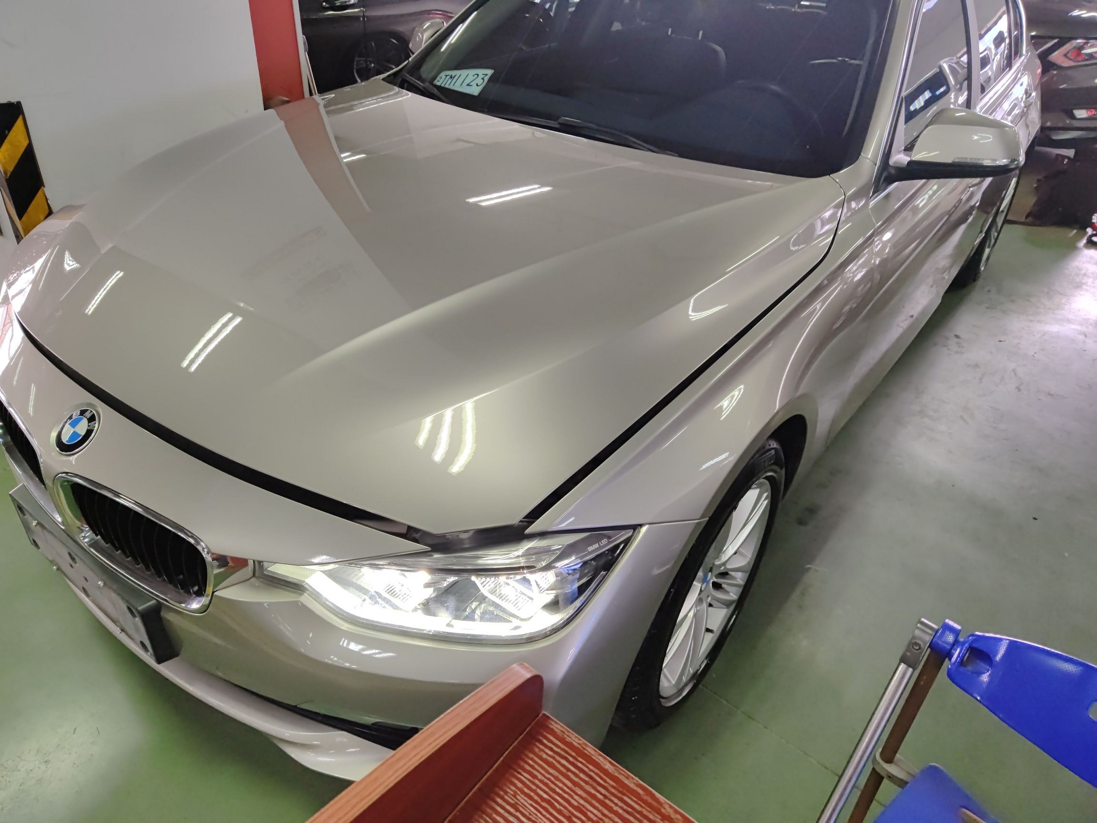 Под передней частью автомобиля