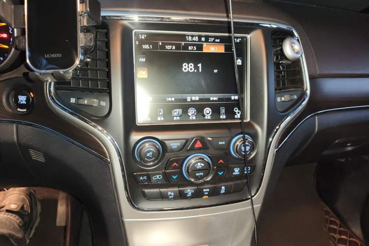 Used Jeep Grand Cherokee 2015 3.6L Luxury Navigation Edition Audio And AC Panel