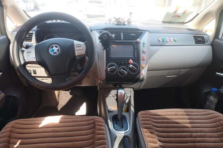 Used Venucia R50 2015 1.6L Automatic Version with Beidou Navigation Center Console