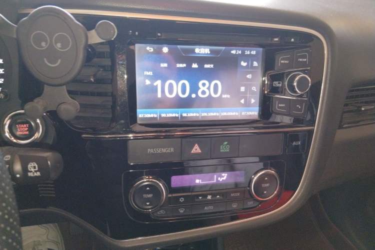 Used Mitsubishi Outlander 2016 2.4L 4x4 Elite Edition 5 Seats Audio And AC Panel