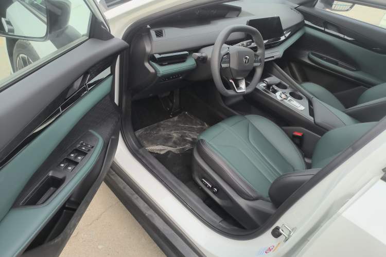 Used Changan UNI-V iDD 2024 Blue Whale Smart Electric iDD 136km ZhiKu Model