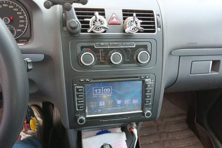 Used Volkswagen Touran 2015 1.4T DSG Comfort Edition 5 Seats Audio And AC Panel