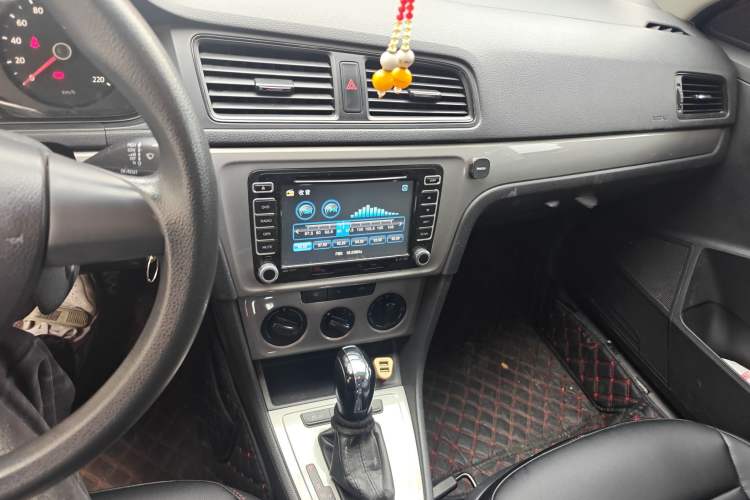 Used Volkswagen Lavida 2013 1.6L Automatic Fashion Edition Audio And AC Panel