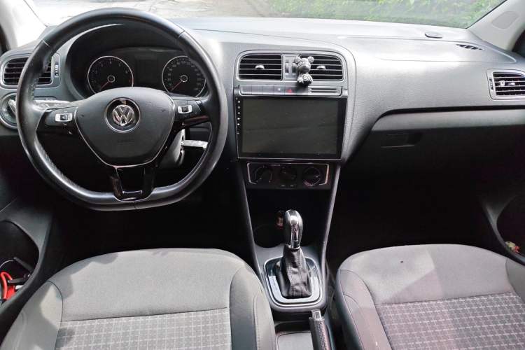 Used Volkswagen Polo 2016 1.6L Automatic Comfort Model Center Console