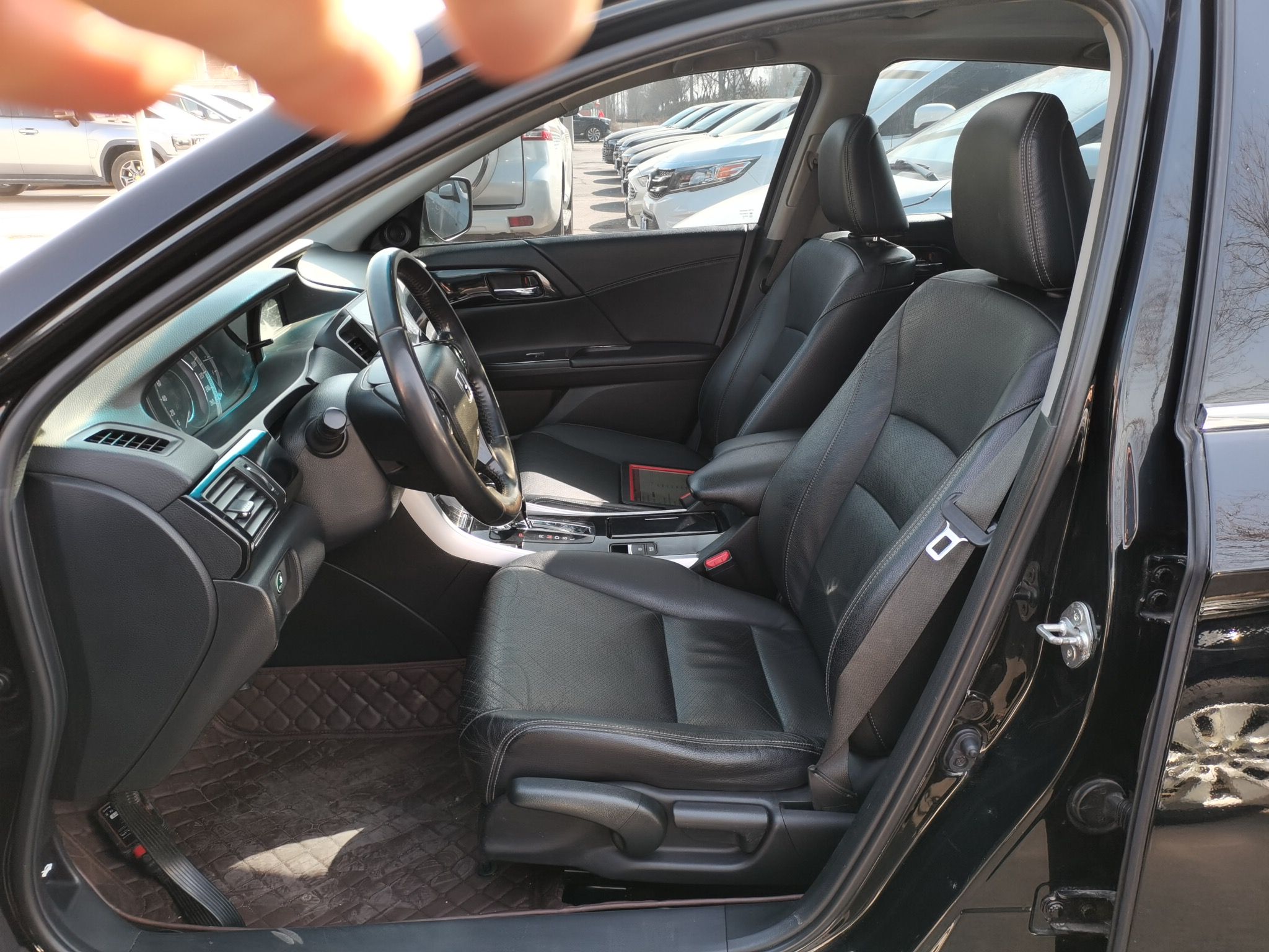 Переднее сиденье в автомобиле